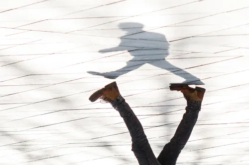 Pavasaris Kaune, šešėlis, kojos