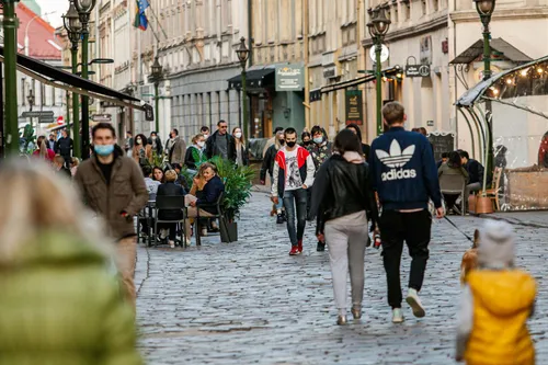 Ilgąjį savaitgalį kauniečiai leidžia lauko kavinėse