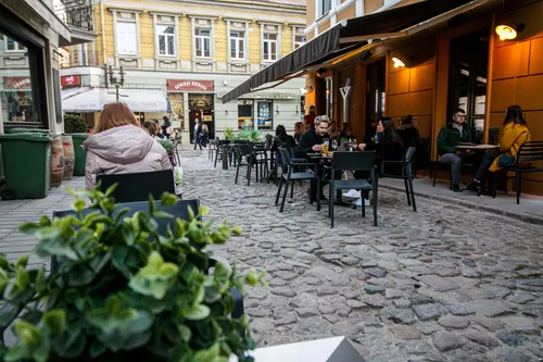 Ilgąjį savaitgalį kauniečiai leidžia lauko kavinėse