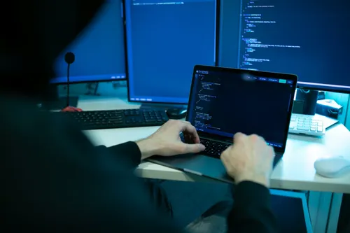 Programišiai, kompiuteris, kibernetinė ataka