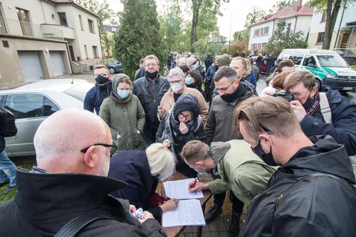 Prie griaunamo namo Perkūno alėjoje susirinko žmonės
