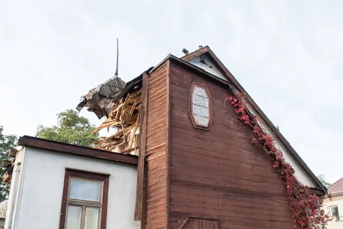 Prie griaunamo namo Perkūno alėjoje susirinko žmonės