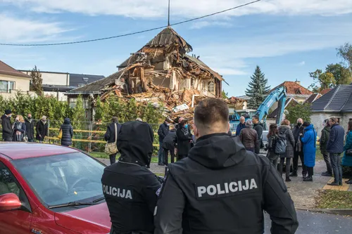 Prie griaunamo namo Perkūno alėjoje susirinko žmonės / R. Tenio nuotr. 