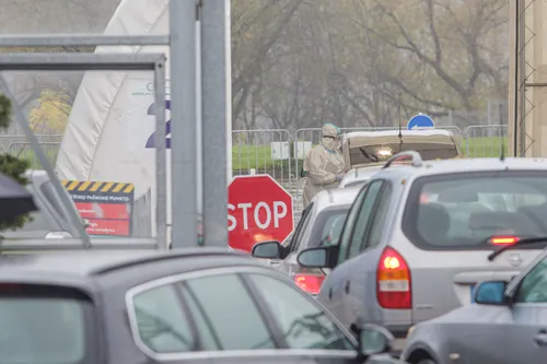 Automobilių eilė prie mobilaus koronoviruso patikros punkto