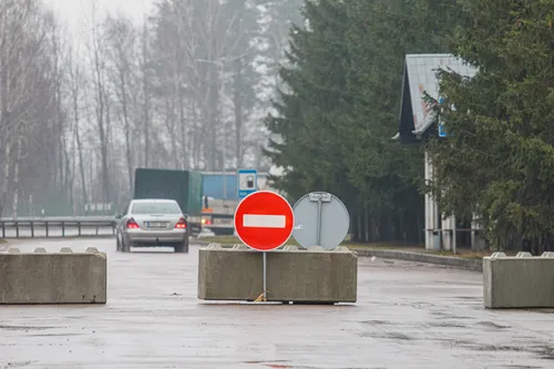 Postas, blokas, blokata, užtvara, užkarta, stop, plyta, įvažiavimas