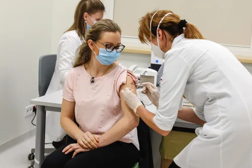 Pirma COVID-19 vakcina, skiepai