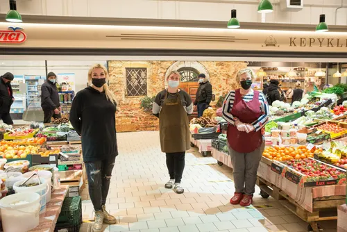 Centrinis Kauno turgus Daržovių ir vaisių pardavėjai pasirūpina, kad ištisus metus nepritrūktume vitaminų: čia visada yra šviežių vaisių, uogų, o taip pat ir šviežių bei raugintų daržovių
