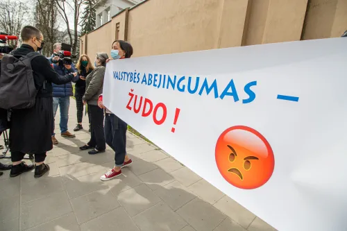 Palaikimo akcija prie apygardos teismo