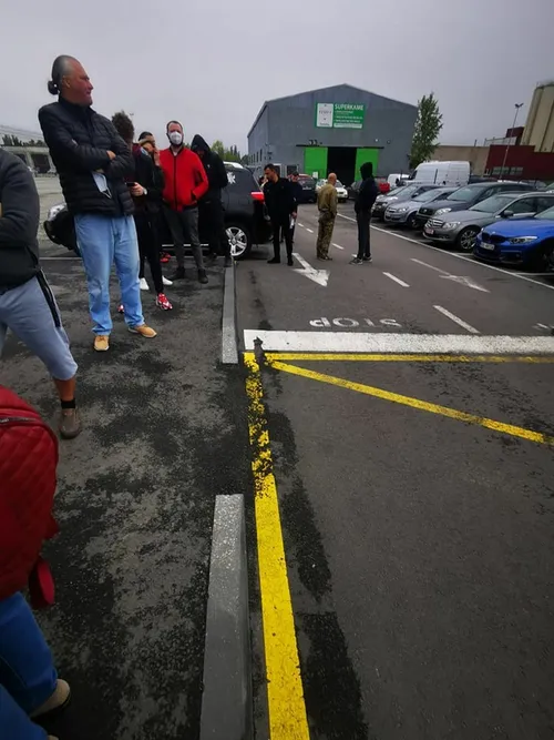 Eilės prie „Regitros“ / Skaitytojos nuotr.