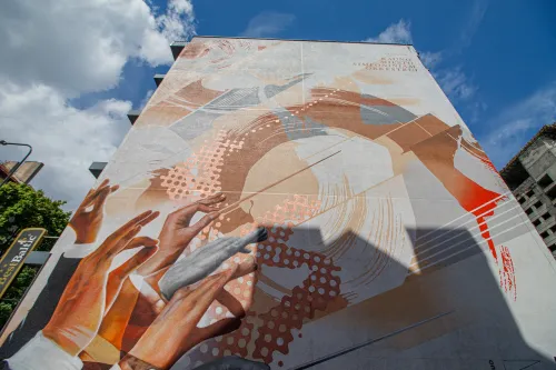 Atidengti tris gatvės piešiniai dedikuotus menui