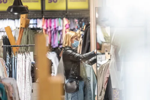 Kavinės ir parduotuvės Akropolyje