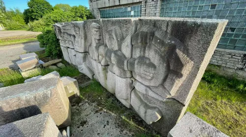 Vienybės aikštės stelos