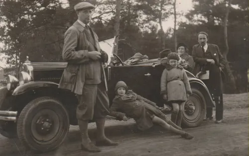 b sruoga prie automobilio