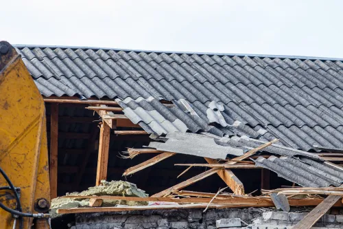 Griaunamas pastatas su absbesto stogo danga