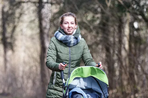 Bėgiojanti mama su vežimėliu