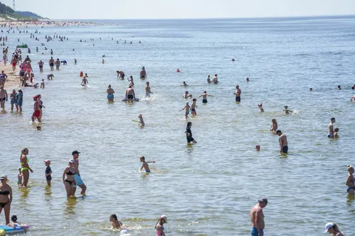 Poilsiautojai nugulė Palangos paplūdimį