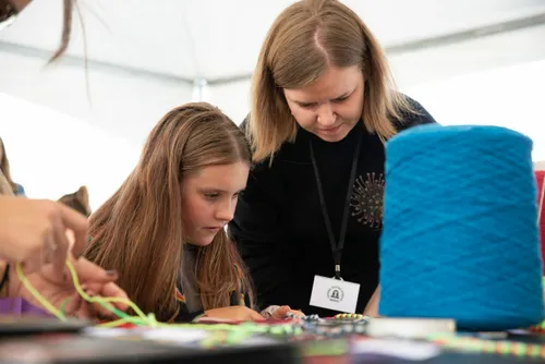 draugystes apyrankiu pynimas su baltijos saliu motyvais scaled