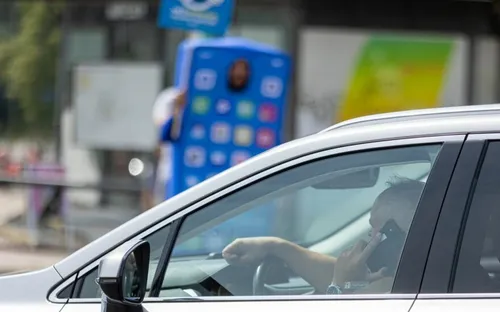 Telefonas prie vairo