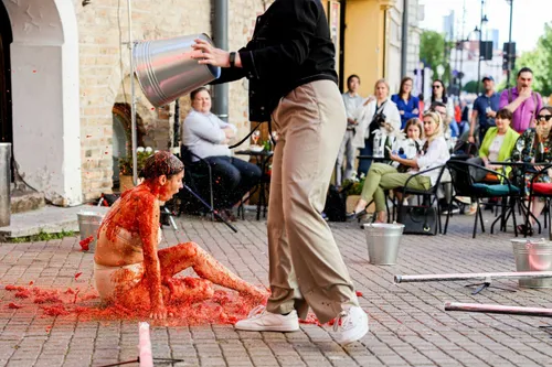 A. Jagelavičiūtės performansas „Tiesa į akis“