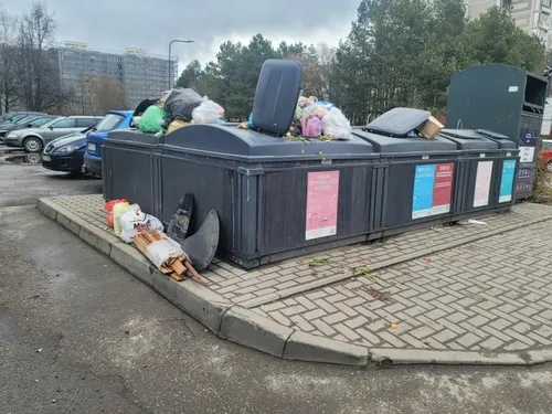Šiukšlės Ukmergės g.  / Skaitytojo nuotr.