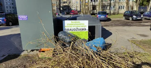 Šiukšlės Ukmergės g.  / „Kauno švaros“ nuotr.