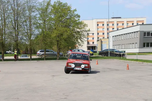 Velykinis automobilių sporto veteranų slalomas