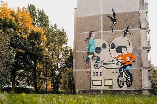 Papuošė Kauno daugiabučio sieną: įamžintas keliautojas A. Valujavičius ir aktorė E. Smoriginaitė