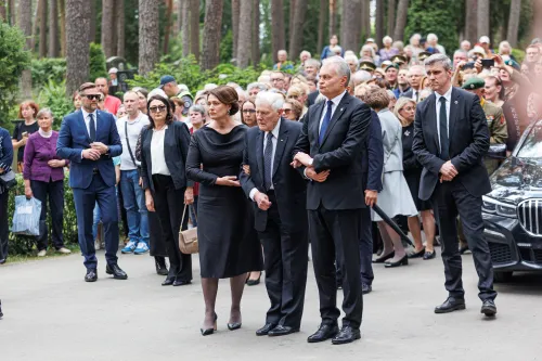 A. Adamkienės laidotuvės Petrašiūnų kapinėse