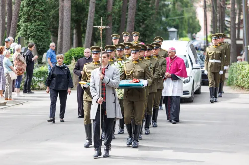 A. Adamkienės laidotuvės Petrašiūnų kapinėse