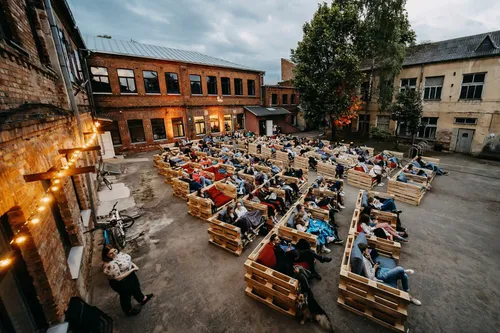 „Romuvos“ lauko kinas vėl kviečia mėgautis kinu po atviru dangumi