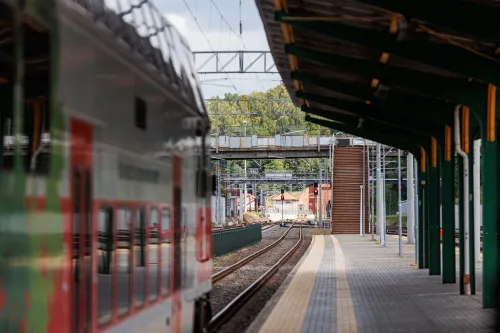 Geležinkelio stotis, bėgiai, traukinys