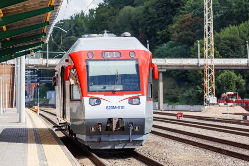 Geležinkelio stotis, bėgiai, traukinys