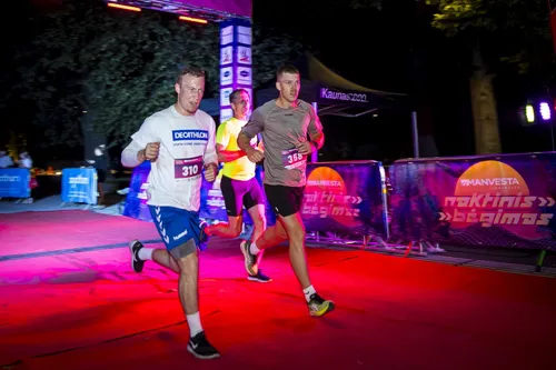 Netradicinis iššūkis Kaune: šimtai bėgimo entuziastų varžybose dalyvavo naktį