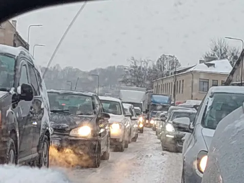 Sudėtingas eismas Kaune, sniegas, slidi kelio danga
