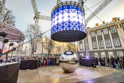 Kaune atidengta lietuvių kalbos unikalumą simbolizuojanti skulptūra „Taškas“