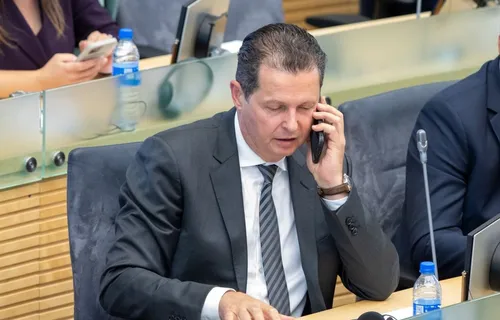 70df125150fce32d0185714d94f290e3