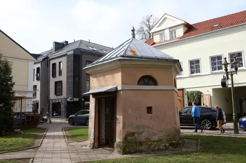 Buvusi Žibalinė apšiurusi bei aprašinėta grafičiais / M. Patašini nuotr.