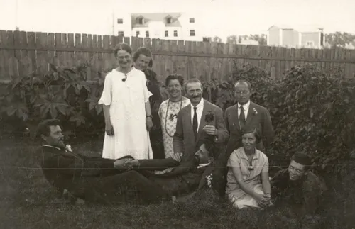 A. Žmuidzinavičiaus vardinės, 1927 m. Susikibę už rankų laiveliu guli A. Žmuidzinavičius ir karo gydytojas J. Nemeikša. Pirmoji iš kairės stovi M. Žmuidzinavičienė.