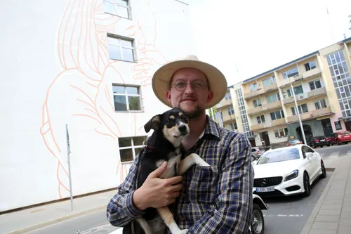 „Apsikabinimo“ piešinys ant Kauno „Aušros“ gimnazijos / M. Patašiaus nuotr.