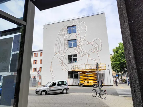 „Apsikabinimo“ piešinys ant Kauno „Aušros“ gimnazijos / M. Patašiaus nuotr.