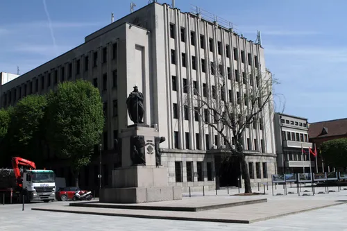 Senolis beržas prie miesto savivaldybės atrodo graudžiai