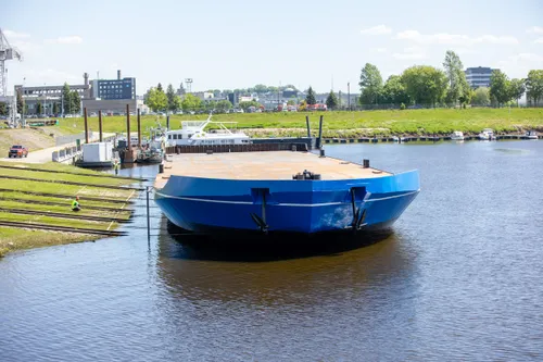 Į Nemuną nuleista didžiausia barža Baltijos šalyse