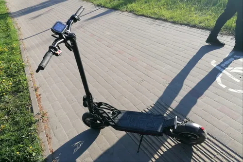 Neblaivus paspirtuko vairuotojas, elektrinis paspirtukas