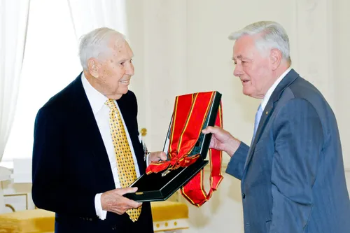 Juozui Kazickui įteikiamas ordino kryžius „Už nuopelnus Lietuvai“ (2008 m.) / Andriaus Ufarto nuotr.