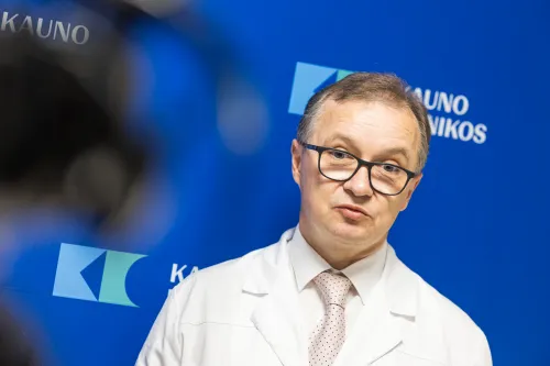 Spindulinės terapijos aparato pristatymas Kauno klinikose. ELTA / R. Tenio nuotr.