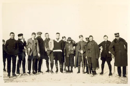 Lietuvos Karo aviacijos ledo ritulio komanda. S. Darius – šeštas iš kairės. Jam už nugaros – lakūnas ir kovotojas už Lietuvos laisvę Jeronimas Garolis (1900-1972). XX a. 3 deš.