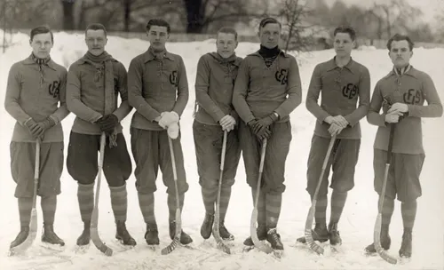 Lietuvos Fizinio Lavinimosi Sąjungos ledo ritulio komanda. S. Darius – trečias iš dešinės. XX a. 3 deš.