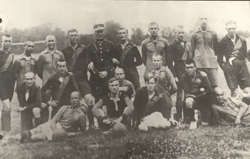 Aviacijos ir Karo mokyklos komandų futbolo rungtynės, 1926 m. Prie kamuolio - Steponas Darius.