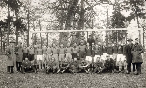 Futbolo komanda stadione. S. Darius – pirmas iš dešinės. XX a. 3 deš. 