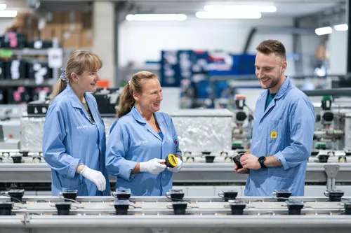 „Axioma Metering“ / Organizatorių nuotr.<strong>Lietuvos organizacijų poreikis įdarbinti gamybos darbuotojus tik intensyvėja. Norėdamos surasti, pritraukti bei išlaikyti savus žmones, įmonės renkasi gręžtis į pačius darbuotojus, stengdamosi išgirsti bei atliepti darbuotojų norus. Apie tai kalbiname lietuviškos išmaniuosius vandens ir apskaitos prietaisus gaminančios įmonės „Axioma Metering“ darbuotojus Virginiją Zelenkienę, Livetą Skirzgilaitę, Žilviną Gudą bei Personalo atrankų specialistę Eglę Pupšienę, daugiausiai dirbančią su gamybinių pozicijų atrankomis, geriausiai pažįstančia gamyboje dirbančius kolegas ir neretu atveju, kiekvienam susidomėjusiam šia įmone, tampančia pirmuoju kontaktiniu žmogumi.</strong>